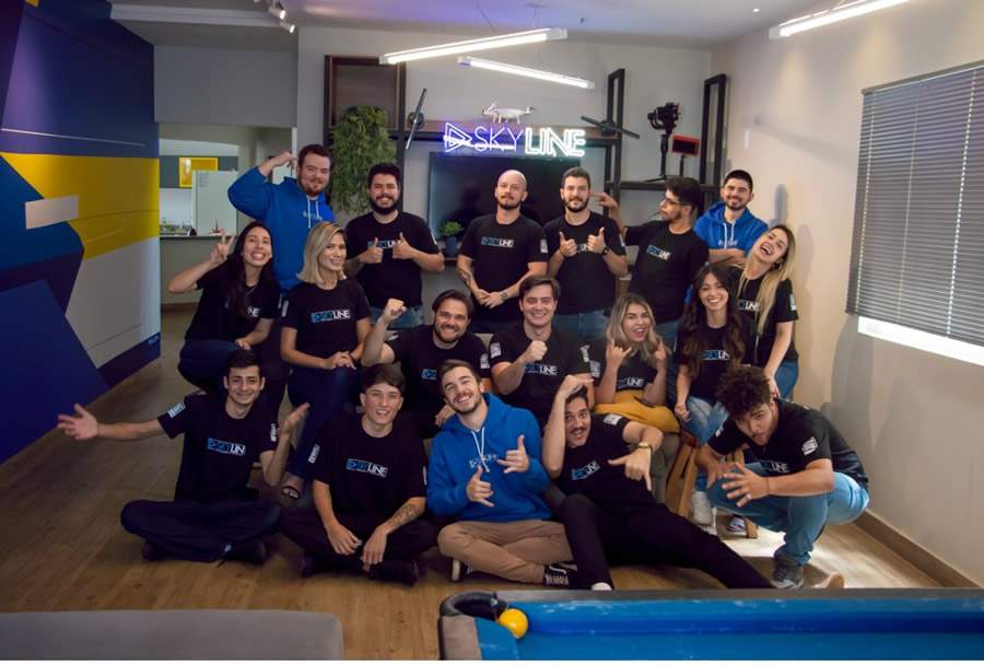 Assim como seu fundadores (ao centro) equipe da Skyline &eacute; formada por jovens. Media de idade &eacute; de 24 anos - Divulga&ccedil;&atilde;o