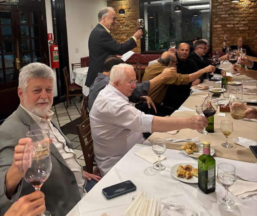 Confrades brindam com as novidades &ndash; Foto: Divulga&ccedil;&atilde;o