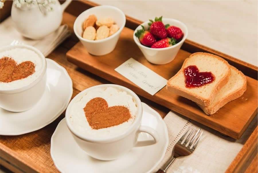Café da manhã na cama é ótima opção romântica para celebrar o Dia dos Namorados. - Crédito da foto Divulgação