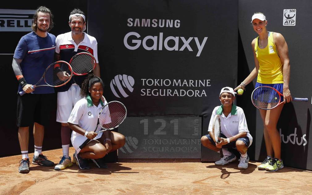 Daniel Erthal e Nicola Siri, as crianças Vitória Lopes e Fernando Alves, atendidos pelo Instituto Futuro Bom, e a tenista Bia Haddad. 