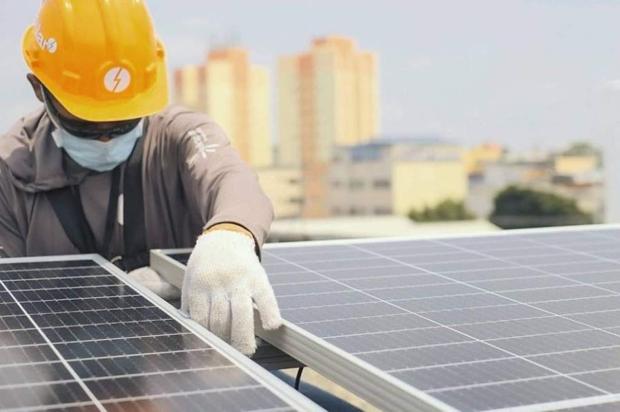 Queda de 40% no preço de painel solar este ano amplia competividade e melhora payback aos consumidores brasileiros