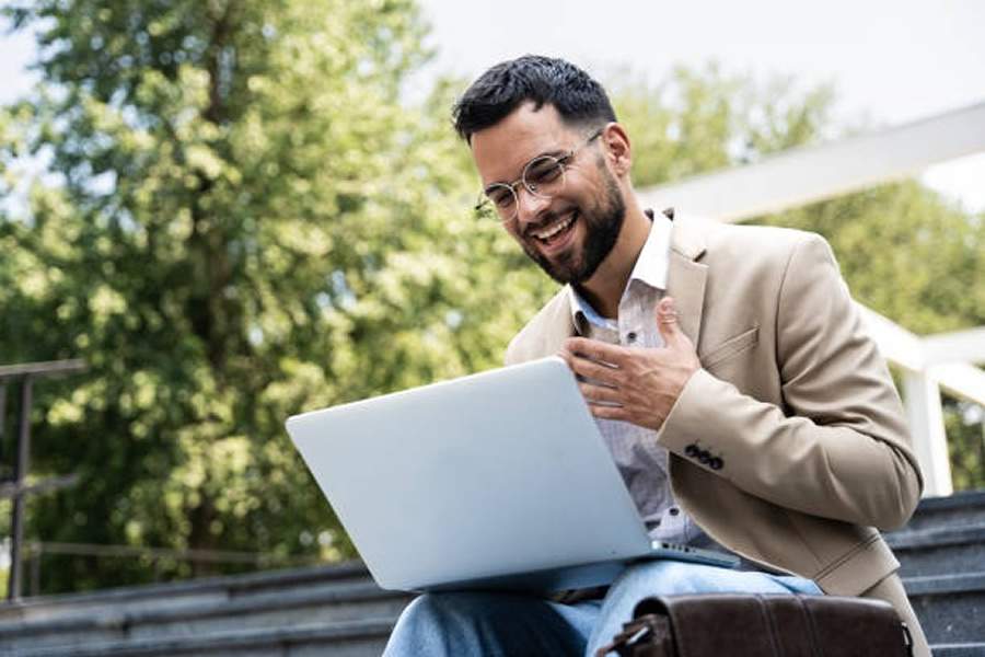 Com o avanço do trabalho remoto, os chamados “nômades digitais” estão em alta. Imagem: Envato