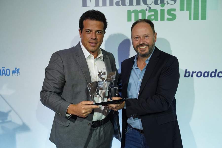 Jo&atilde;o G&eacute;o Neto (&agrave; esquerda), CEO da Pottencial Seguradora, recebe o pr&ecirc;mio - Cr&eacute;dito: Divulga&ccedil;&atilde;o Pottencial Seguradora