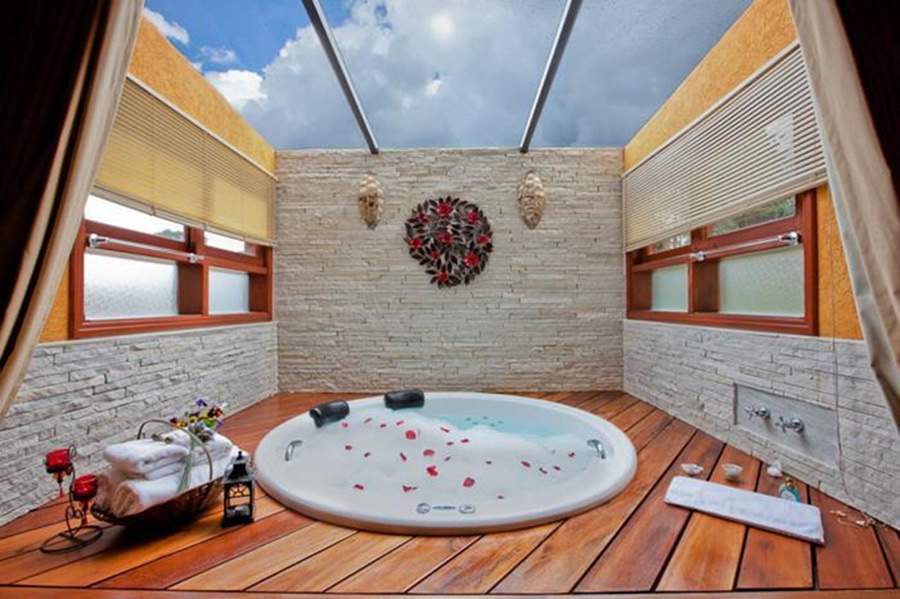 Suíte com teto de vidro sobre a hidromassagem (Divulgação)