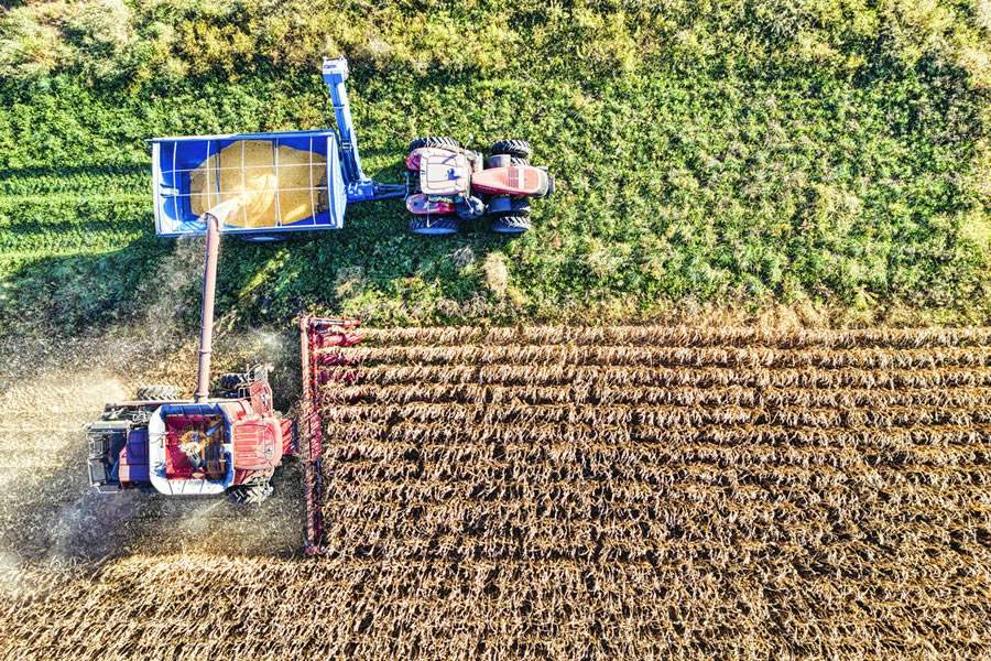 Dia do Agricultor: o papel dos lubrificantes biodegradáveis para o meio ambiente, máquinas e aviação agrícola