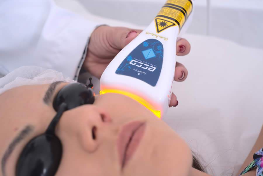 Fototerapia &eacute; utilizada em tratamentos dermatol&oacute;gicos - Ecco Fibras