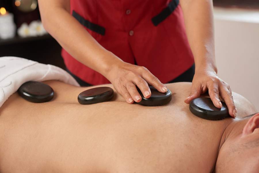 Conhe&ccedil;a os benef&iacute;cios da massagem com pedras quentes