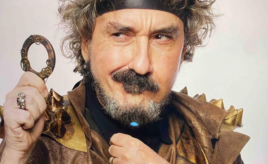 Charles Myara como Mago Theobaldo na s&eacute;rie DPA - Detetives do Pr&eacute;dio Azul, do canal Gloob - Cr&eacute;dito fotogr&aacute;fico Gloss Model