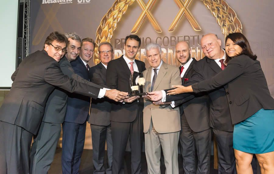 Legenda da Foto: Da esquerda para a direita - Felipe Coelho, comercial da Livonius, Leandro Poli, diretor t&eacute;cnico Ramos Elementares da Essor, Andreas Mayer, diretor executivo da Livonius, Vilmar Menin, diretor comercial da Livonius, Fabio Pinho, CEO da Essor, Pedro Barbato Filho, presidente da C&acirc;mara dos Corretores do Estado de S&atilde;o Paulo, Juliano Menin, diretor comercial da Livonius, Marcio Feital, diretor t&eacute;cnico Auto / Transportes da Essor, e Nileide Fernandes, comercial da seguradora.