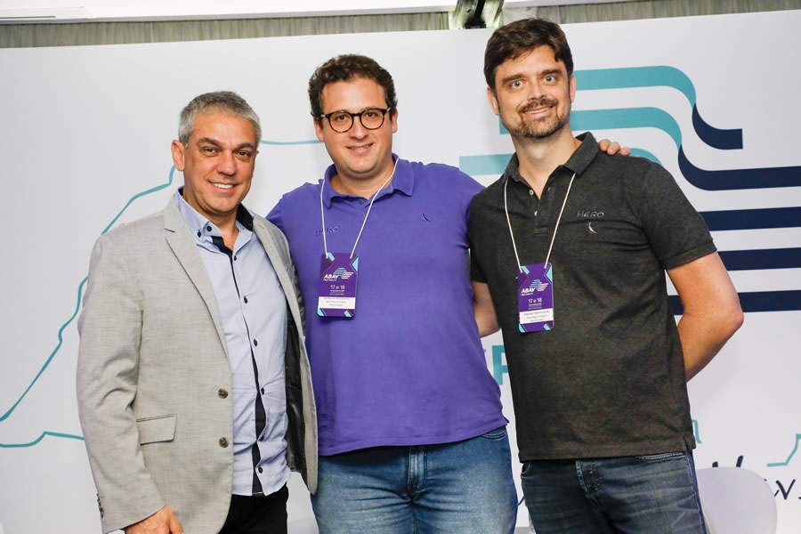 Fernando Santos, presidente da Abav-SP | Aviesp, Guilherme Wroclawski e Raphael Swierczynski, da Hero Seguro Viagem