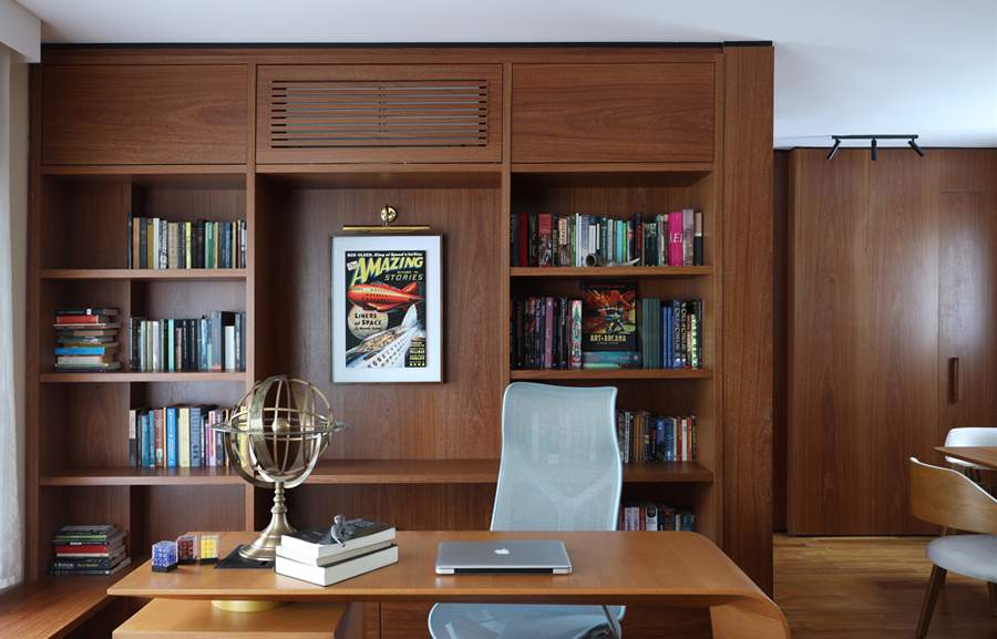 De design moderno e com objetos que fazem refer&ecirc;ncia &agrave;s paix&otilde;es do morador, o apartamento tamb&eacute;m acentua o uso da madeira na sua concep&ccedil;&atilde;o, como estrat&eacute;gia para bem acolher o morador e seus convidados | Projeto do escrit&oacute;rio Trees Arquitetura | Foto: Marco Ant&ocirc;nio