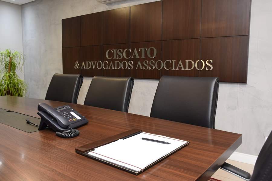 A equipe atual, composta por 12 profissionais, inclui especialistas em direito trabalhista, imobiliário, LGPD, penal econômico, direito público e compliance. - Divulgação