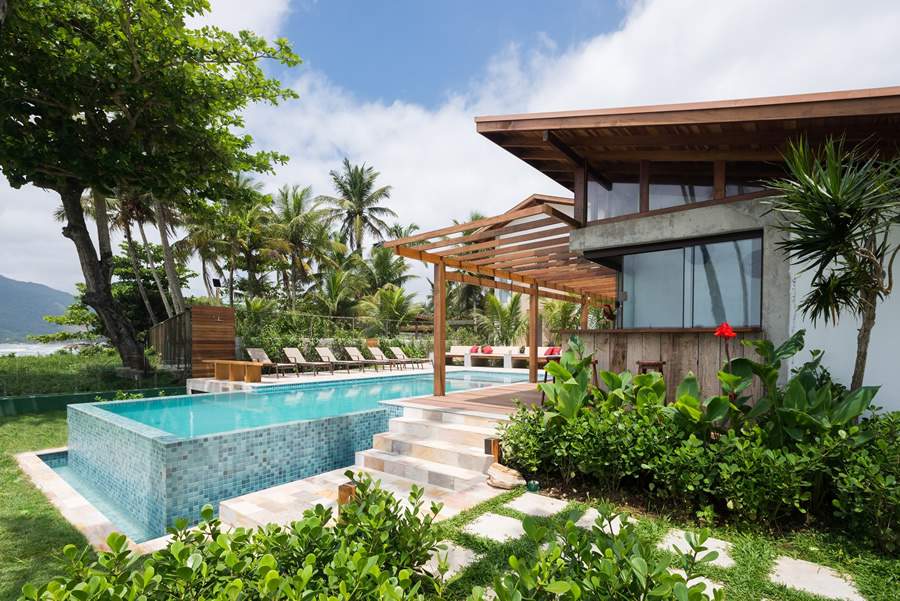 De constru&ccedil;&atilde;o simples e eficiente, a pousada Villa Sap&ecirc;, em Ubatuba (SP), foi projetada pelo arquiteto Cezar Scarpato| Foto: Bicubico