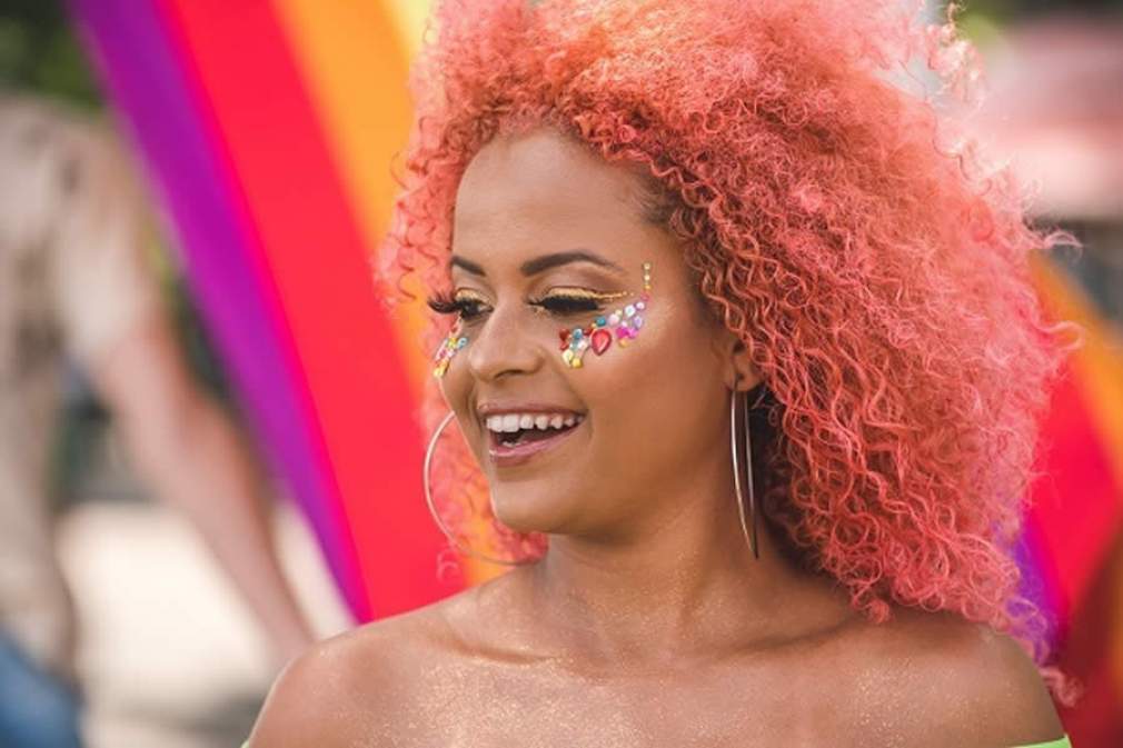 Maquiagem, glitter e exposição solar: saiba como manter a pele saudável no carnaval