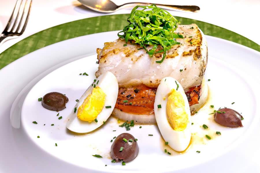 Kurotel ensina receita de lombo de bacalhau com anéis de cebolas, tomates, ovos e azeitonas