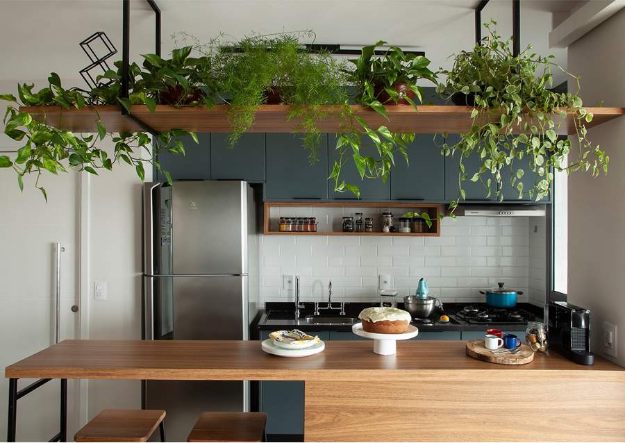 Para aproveitar bem o espaço da cozinha, as arquitetas da Tesak Arquitetura criaram um balcão que também serve para refeições rápidas. Os armários, gavetas e prateleiras deixam tudo organizado. Foto: Luís Gomes