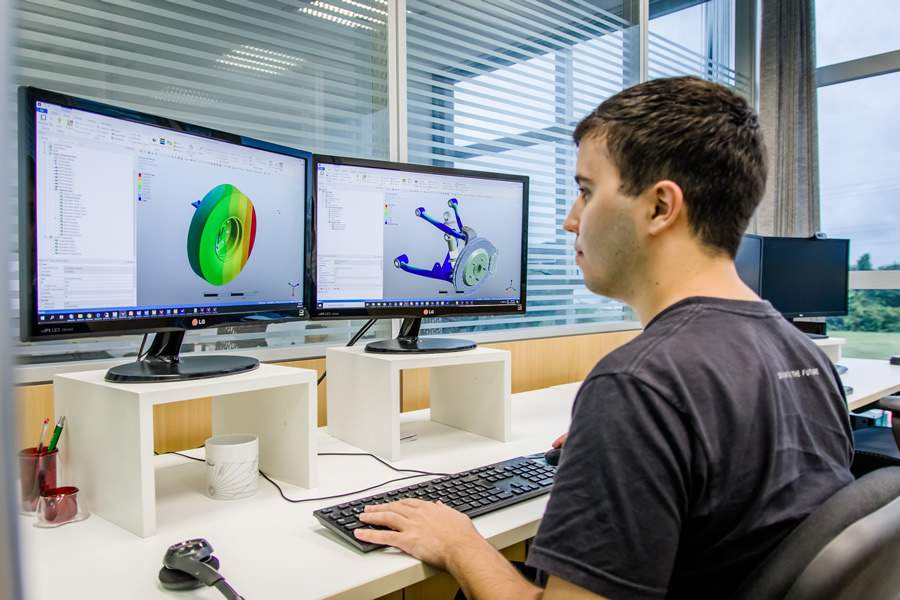 Foto: colaborador da equipe de desenvolvimento da ESSS trabalha com o software de simula&ccedil;&atilde;o computacional. Cr&eacute;dito: Divulga&ccedil;&atilde;o