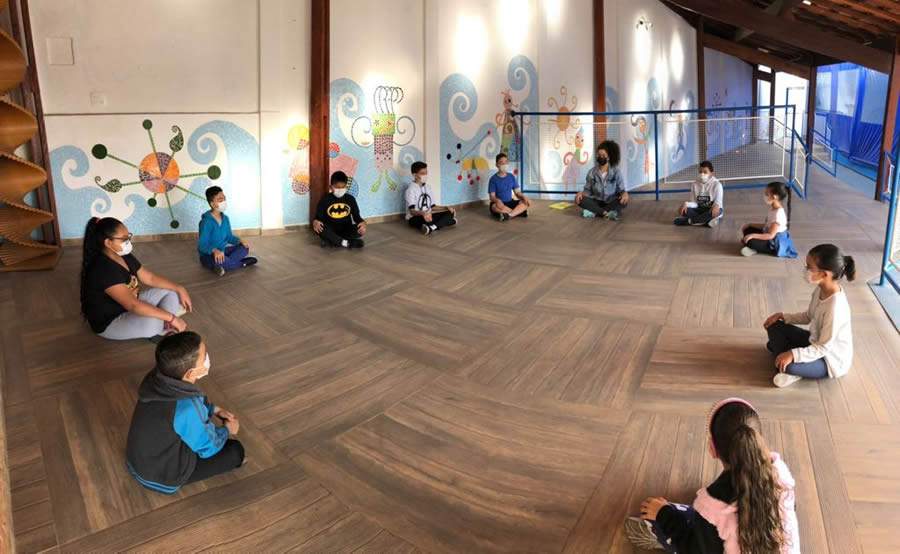 Crianças praticam respiração consciente na ABA. Crédito_Divulgação