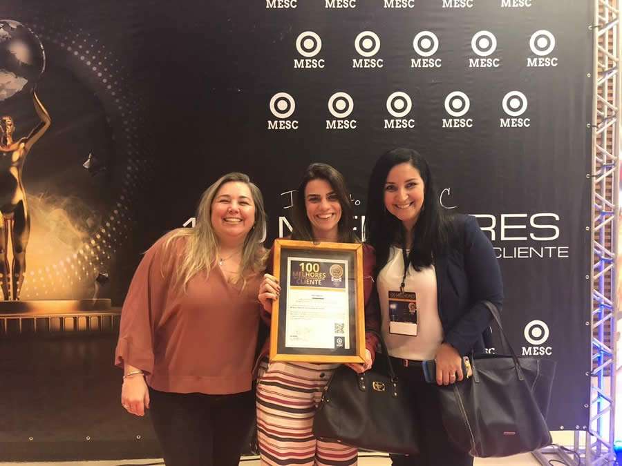 Identificação da foto, da esquerda para a direita: Superintendente de Canais de Relacionamento da Icatu Seguros, Tatiana Ambrósio; gerente de Relacionamento, Geovana Gavina, e a coordenadora de Qualidade, Camila Roucas