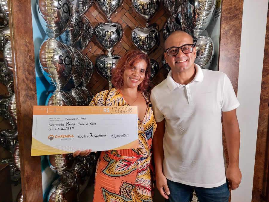 Foto: a ganhadora Marcia Rocha e o gerente de opera&ccedil;&otilde;es da CAPEMISA Capitaliza&ccedil;&atilde;o, Andr&eacute; Ribeiro dos Santos.