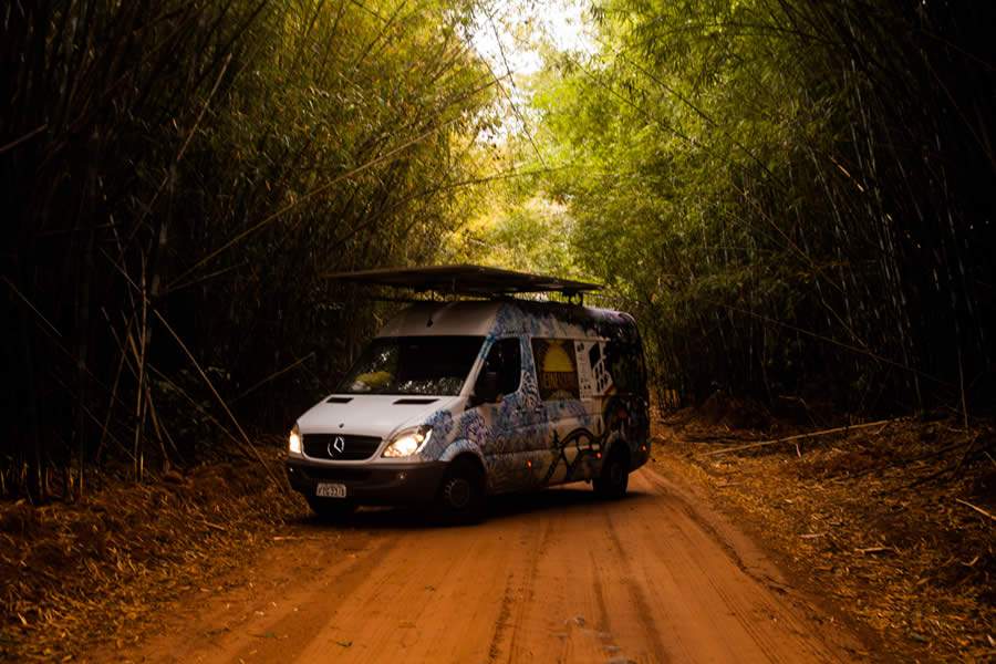 Mercedes-Benz apresenta veículos Sprinter transformados em estações de arte, cinema, sustentabilidade e tecnologia