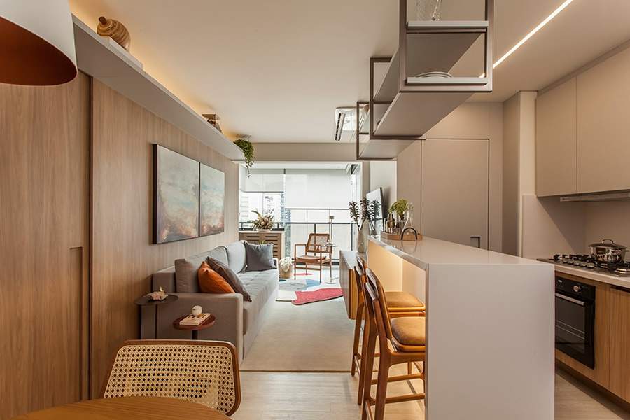 No im&oacute;vel de 63m&sup2;, a arquiteta Carina Dal Fabbro idealizou a morada de uma fam&iacute;lia manauara, mas que constantemente est&aacute; em S&atilde;o Paulo. A partir da planta original, entregue pela construtora, a profissional promoveu interven&ccedil;&otilde;es como a retirada da esquadria entre a sala e a varanda, integrando os ambientes | Foto: Edu Pozella