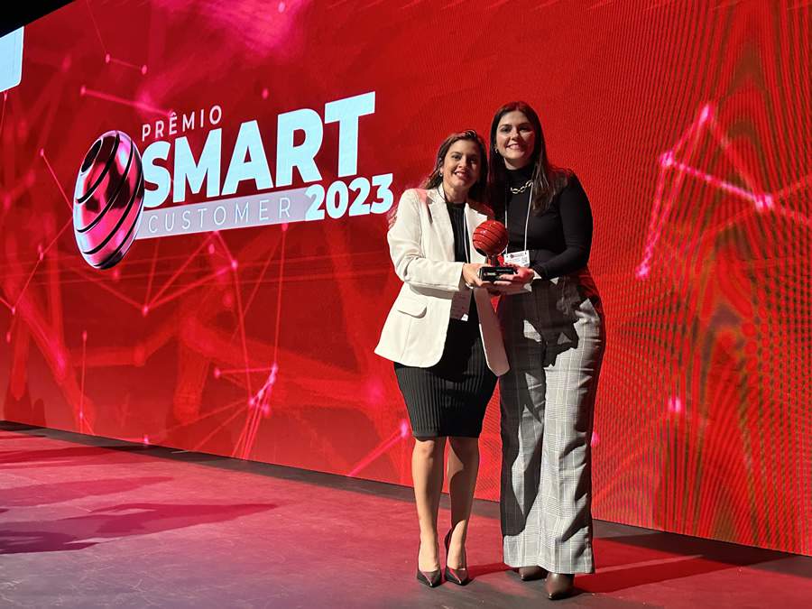 Vivian Spina e Amanda Manzano, da Allcare, recebem o trof&eacute;u Smart Customer de Case do Ano - Divulga&ccedil;&atilde;o