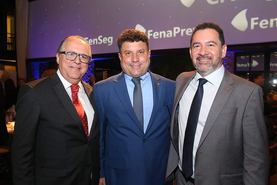 Da esquerda para direita, Roberto Santos, presidente do Conselho Diretor da CNSeg; Oct&aacute;vio Periss&eacute;, presidente do CVG-RJ; e Dyogo Oliveira, diretor-presidente da CNseg