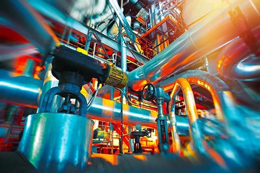 Da IA generativa &agrave; Agentic AI: especialista explica a nova etapa da tecnologia  Avan&ccedil;o dos agentes de intelig&ecirc;ncia artificial inaugura fase em que sistemas deixam de apenas gerar conte&uacute;do ou analisar dados e passam a executar tarefas, tomar decis&otilde;es e operar processos com maior autonomia  A r&aacute;pida evolu&ccedil;&atilde;o da intelig&ecirc;ncia artificial tem avan&ccedil;ado por etapas cada vez mais complexas. Depois da populariza&ccedil;&atilde;o da chamada IA generativa &mdash; capaz de produzir textos, imagens, c&oacute;digos e an&aacute;lises em poucos segundos &mdash; uma nova fase come&ccedil;a a ganhar espa&ccedil;o no debate tecnol&oacute;gico global: a Agentic AI, ou intelig&ecirc;ncia artificial baseada em agentes. A principal diferen&ccedil;a est&aacute; na forma como esses sistemas operam. Enquanto modelos generativos criam conte&uacute;do ou respondem perguntas com base em dados, os agentes de IA s&atilde;o capazes de conectar sistemas, interpretar contextos e executar tarefas completas de forma coordenada, organizando processos e fluxos de trabalho automaticamente.  Essa evolu&ccedil;&atilde;o ocorre em paralelo ao avan&ccedil;o do uso de intelig&ecirc;ncia artificial em diferentes setores da economia, incluindo o ambiente industrial. Segundo estudo da McKinsey &amp; Company, at&eacute; 45% das atividades na manufatura apresentam potencial de automa&ccedil;&atilde;o com o uso de tecnologias avan&ccedil;adas de intelig&ecirc;ncia artificial e automa&ccedil;&atilde;o, especialmente em processos de monitoramento operacional, controle de qualidade, manuten&ccedil;&atilde;o preditiva e an&aacute;lise de dados produtivos. O movimento aponta para uma transforma&ccedil;&atilde;o gradual na forma como f&aacute;bricas organizam suas opera&ccedil;&otilde;es e tomam decis&otilde;es.  Para Diego Vieira Nunes, especialista em performance industrial orientada a dados, o avan&ccedil;o dos agentes inteligentes representa uma nova etapa na transforma&ccedil;&atilde;o digital das opera&ccedil;&otilde;es produtivas. &ldquo;A intelig&ecirc;ncia artificial vem evoluindo de um papel anal&iacute;tico para um papel operacional. Com sistemas baseados em agentes, a tecnologia passa a n&atilde;o apenas identificar padr&otilde;es nos dados, mas tamb&eacute;m executar a&ccedil;&otilde;es dentro dos processos produtivos, ajudando a otimizar opera&ccedil;&otilde;es e reduzir inefici&ecirc;ncias&rdquo;, afirma.  No ambiente industrial, esse avan&ccedil;o est&aacute; diretamente relacionado ao crescimento de tecnologias que conectam dados de sensores, sistemas de gest&atilde;o e plataformas anal&iacute;ticas em tempo real. Com isso, torna-se poss&iacute;vel antecipar falhas em equipamentos, simular cen&aacute;rios produtivos e ajustar par&acirc;metros de opera&ccedil;&atilde;o com maior agilidade e precis&atilde;o, ampliando a previsibilidade das opera&ccedil;&otilde;es.  &ldquo;Na ind&uacute;stria, dados sempre existiram, mas muitas vezes n&atilde;o eram utilizados de forma estrat&eacute;gica. O avan&ccedil;o da intelig&ecirc;ncia artificial permite transformar esse volume de informa&ccedil;&otilde;es em decis&otilde;es operacionais mais r&aacute;pidas, criando um modelo produtivo mais preditivo e eficiente&rdquo;, explica Diego Nunes.  Outro movimento esperado est&aacute; relacionado &agrave; governan&ccedil;a da pr&oacute;pria intelig&ecirc;ncia artificial. Com sistemas assumindo responsabilidades mais amplas dentro das organiza&ccedil;&otilde;es, cresce a necessidade de estruturas capazes de monitorar desempenho, garantir transpar&ecirc;ncia e assegurar que os algoritmos estejam alinhados aos objetivos de neg&oacute;cio. Nesse cen&aacute;rio, especialistas apontam que &aacute;reas tradicionalmente focadas em tecnologia passam a trabalhar de forma mais integrada com lideran&ccedil;as de opera&ccedil;&otilde;es e gest&atilde;o industrial.  Ao mesmo tempo, a expans&atilde;o da Agentic AI tende a ampliar o papel da tecnologia nas estrat&eacute;gias empresariais. &Agrave; medida que sistemas inteligentes ganham autonomia para executar tarefas complexas e operar processos em tempo real, empresas passam a estruturar modelos de gest&atilde;o cada vez mais orientados por dados e automa&ccedil;&atilde;o avan&ccedil;ada, consolidando uma transforma&ccedil;&atilde;o na forma como pessoas, tecnologias e processos produtivos se integram nas organiza&ccedil;&otilde;es.  Sobre Diego Nunes  Diego Vieira Nunes &eacute; executivo e advisor de performance industrial orientada a dados, com atua&ccedil;&atilde;o internacional em transforma&ccedil;&atilde;o digital, analytics industrial avan&ccedil;ado e aplica&ccedil;&atilde;o de intelig&ecirc;ncia artificial para ganhos reais de efici&ecirc;ncia produtiva. Atua como gerente de engenheiros de solu&ccedil;&otilde;es e conselheiro industrial, liderando iniciativas que conectam dados industriais &agrave; tomada de decis&atilde;o executiva. Possui forma&ccedil;&atilde;o executiva em Gest&atilde;o Empresarial pela Funda&ccedil;&atilde;o Get&uacute;lio Vargas, al&eacute;m de p&oacute;s-gradua&ccedil;&atilde;o em Gest&atilde;o de Projetos e Processos, e gradua&ccedil;&atilde;o em Engenharia de Controle e Automa&ccedil;&atilde;o.