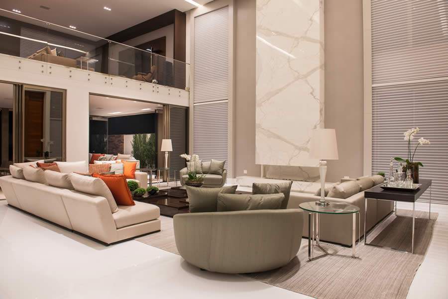 Lareira revestida de mármore, um dos destaques do living projetado pelo escritório Patricia Penna Arquitetura &amp; Design | Foto: Sérgio Israel