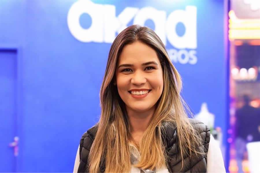 Yasmim Arriscado, coordenadora de D&amp;O da Akad Divulgação