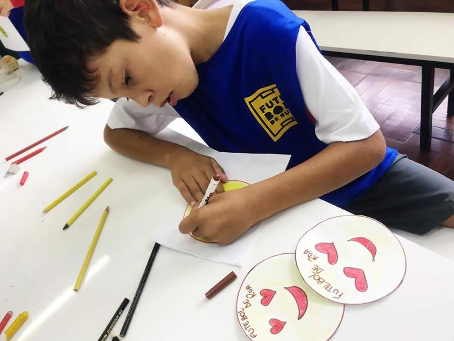 Para ajudar na concentração e também nas emoções, a orientação é a inclusão de atividades lúdicas na rotina - Créditos: Divulgação