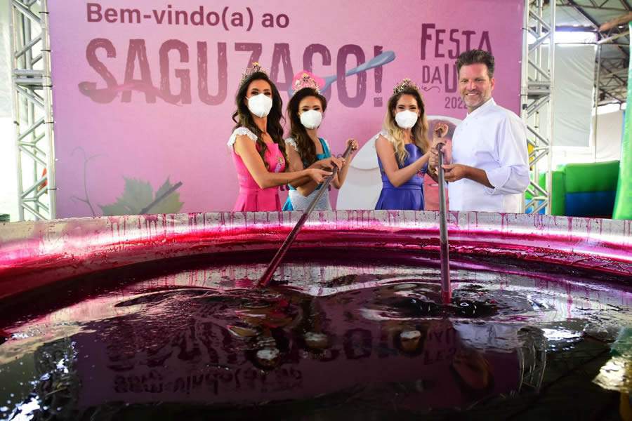 Trio de 2022 com o chefe Carlos Bertolazzi, responsável pelo Saguzaço. Crédito: Andréia Copini