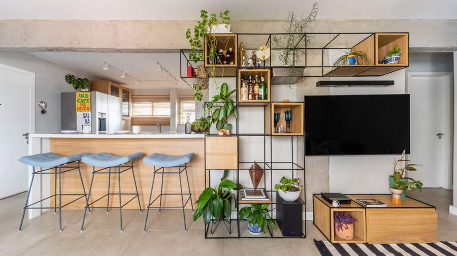 A arquitetura e a decora&ccedil;&atilde;o s&atilde;o esferas fundamentais que transformam n&atilde;o apenas espa&ccedil;os f&iacute;sicos, mas moldam atmosferas e influenciando o modo de viv&ecirc;ncias e experi&ecirc;ncias dos habitantes no lar | Projeto do BMA Studio | Foto: Guilherme Pucci