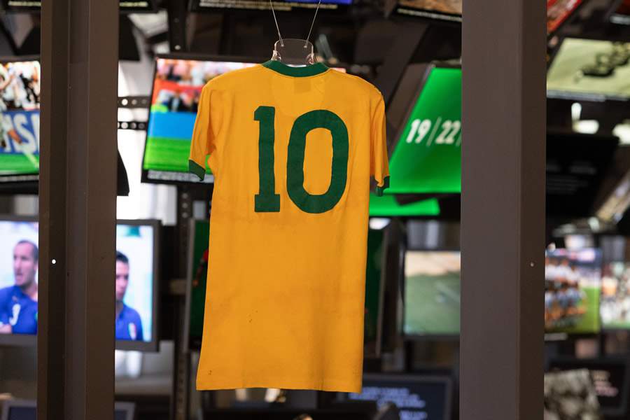 Nilton Fukuda o uniforme usado por Pelé na final da Copa do Mundo de 1970, que retorna à vitrine após um período de “descanso