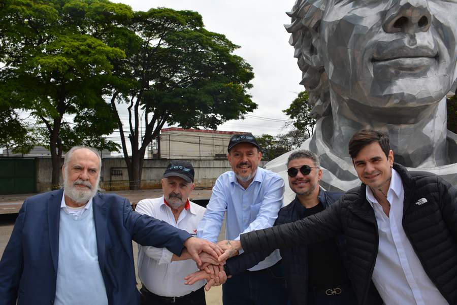 Assinatura no busto de Senna: Da esq. p dir. Jos&eacute; Montal (Abramet), Roberto Manzini (RMCP), Luiz Mattua (ENS), Alex Dias (Darwin) e Marcelo Balas (Darwin)  - Cr&eacute;dito da foto: ENS &ndash; Jo&atilde;o Vitor Silva
