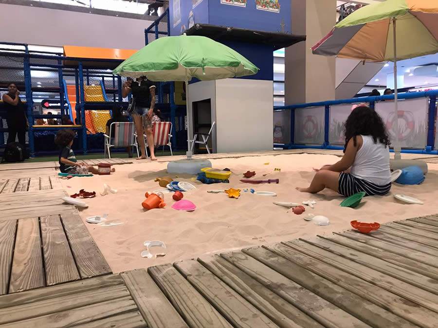 Clima de praia faz a alegria da criançada durante as férias no Mais Shopping