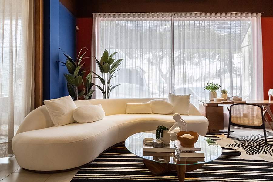 Ambiente projetado pelo arquiteto Anderson Leite, o sof&aacute; Morphos, em formato org&acirc;nico e muito aconchegante feito pelo designer Everton Souza, que foi revestido com o tecido Stella, da Dino Zoli Brasil |Foto: Thais Oliveira