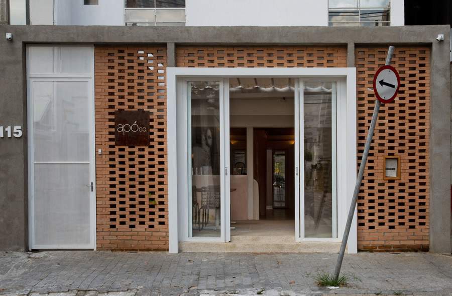 Um fachada bem vis&iacute;vel e uma privilegiada localiza&ccedil;&atilde;o na cidade s&atilde;o alguns dos pontos considerados pela arquiteta Claudia Novaes para definir o ponto comercial do restaurante Ap&oacute;, localizado em S&atilde;o Paulo. Especializada em arquitetura gastron&ocirc;mica, ela foi a respons&aacute;vel pelo projeto | Foto: Marcelo Magnani