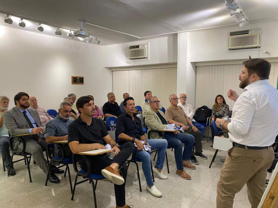 Diretoria e associadas da Aconseg-RJ e Alvanir Macedo, superintendente regional RJ/ES/MG/NE da Excelsior Seguros - Foto: Divulga&ccedil;&atilde;o