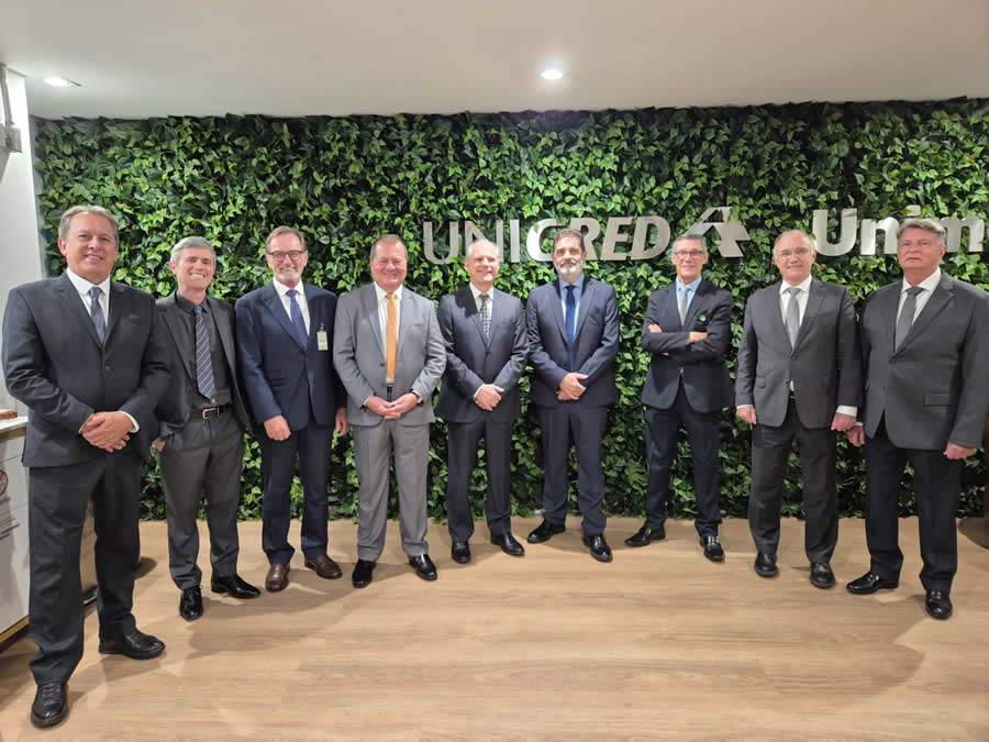 Dr. Oseimar de Oliveira Castro Ribas (diretor Operacional Unimed SC), Dr. Andr&eacute; Luz Guedes (diretor de Desenvolvimento Unimed SC), Dr. Carlos Gilberto Crippa (presidente Unicred Valor Capital), Dr. Celso Marques Menezes (presidente Unicred Desbravadora), Dr. Mauro Marquiotti, presidente Unicred Uni&atilde;o), Dr. S&eacute;rgio Malburg Filho (presidente Unimed SC), Dr. Gilson Gon&ccedil;alves C&acirc;ndido (coordenador Unicred do Brasil &ndash; N&uacute;cleo Regional Conex&atilde;o), Dr. Remaclo Fischer Junior (presidente Unicred do Brasil) e Dr. Luiz Ant&ocirc;nio Deczka (vice-presidente Unimed SC) - Foto: divulga&ccedil;&atilde;o Unimed SC