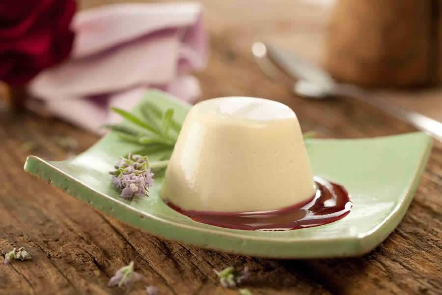Panna cotta de lavanda com calda de amora