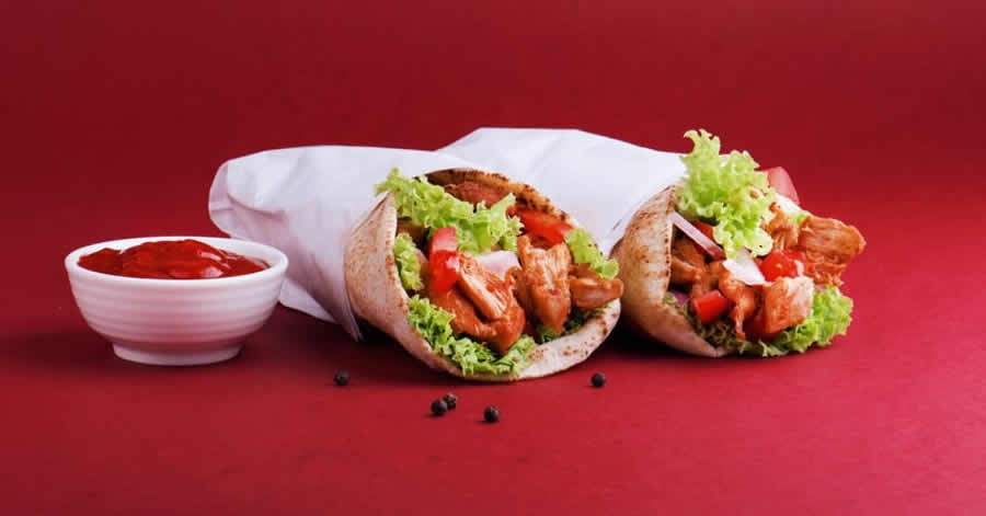 Para facilitar o manuseio, Shawarma pode ser embrulhado em papel vegetal ou papel alumínio