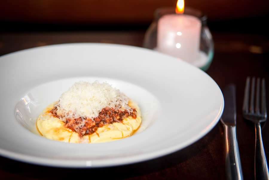 Polenta cremosa com ragu bolonhesa