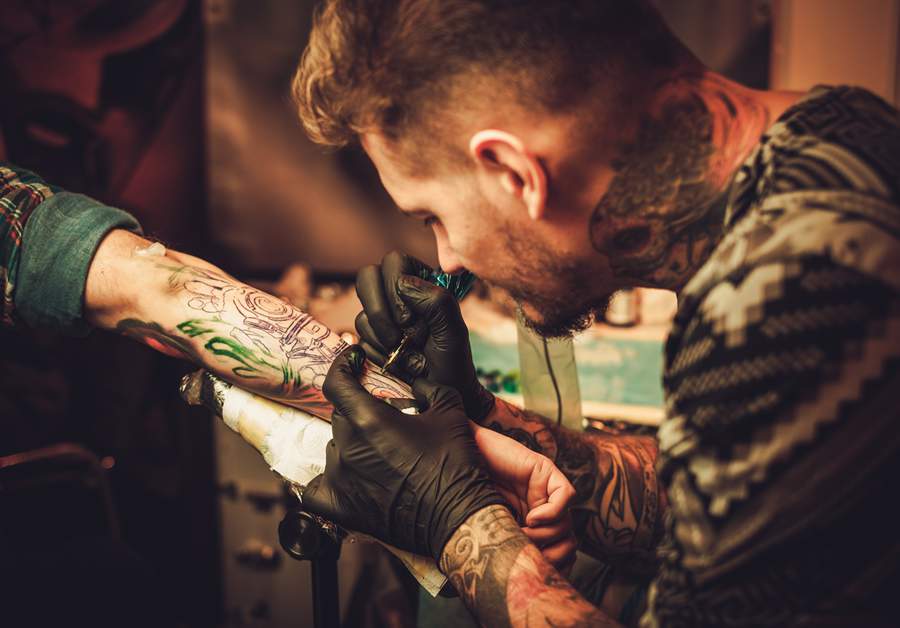 Confira mitos e verdades sobre sa&uacute;de da pele ap&oacute;s a realiza&ccedil;&atilde;o de tatuagens e piercings