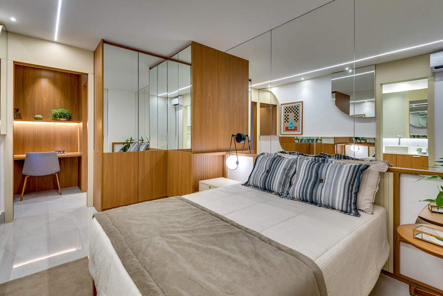 Neste quarto mesa e cadeira foram instalados em espa&ccedil;o mais distante da cama, como um escrit&oacute;rio dentro do aposento - Augusto Miranda