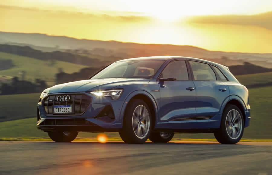 Audi e-tron 2021 &eacute; o primeiro ve&iacute;culo da marca no Brasil com far&oacute;is Full LED Digital Matrix