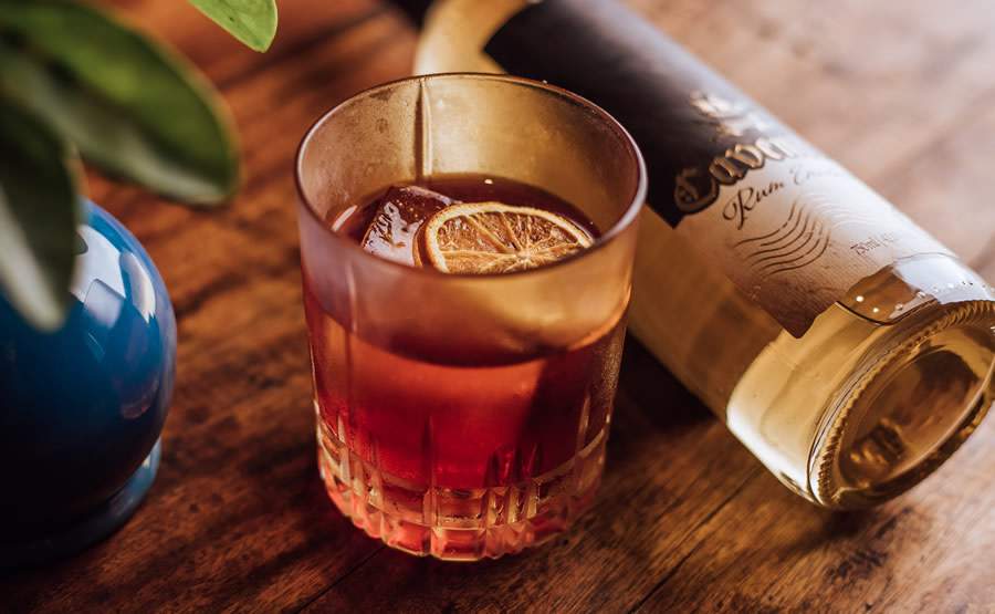 Descubra como preparar drinks com rum para curtir o verão