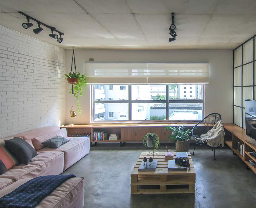 Estilo industrial, tijolinhos aparentes, cimento queimado. Essas s&atilde;o algumas caracter&iacute;sticas de um loft, que podem ser vistas nesse projeto do Lene Arquitetos. Foto: Luciano Sessa