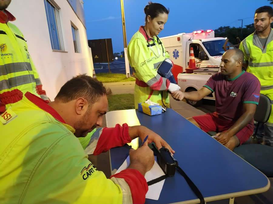 CART orienta motoristas na madrugada sobre direção segura